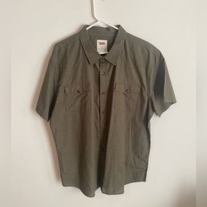Men’s Fall Green Levi’s Button Up